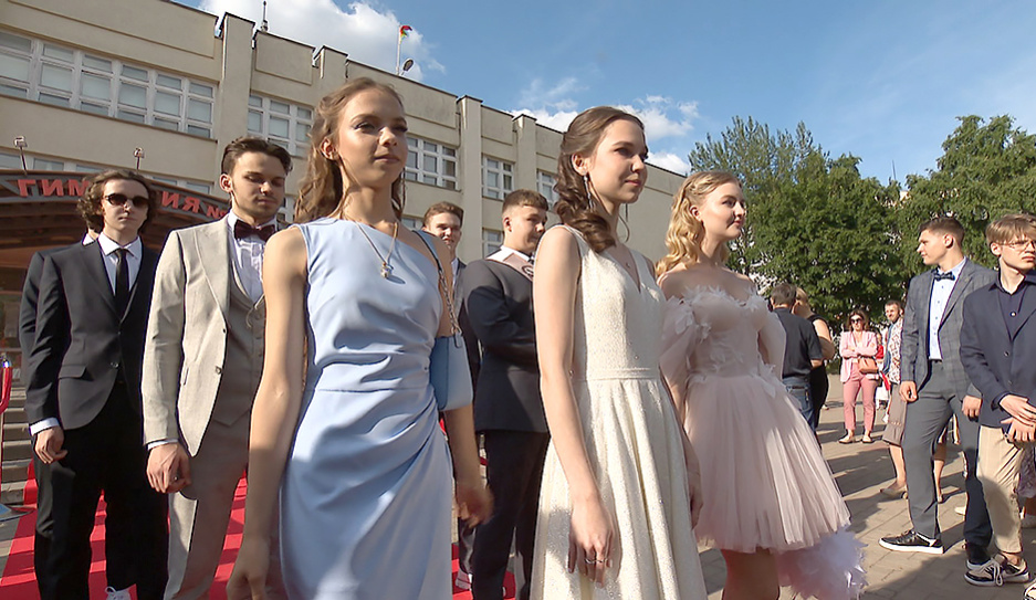 Выпускные вечера для учеников 9-х и 11-х классов проходят по всей Беларуси