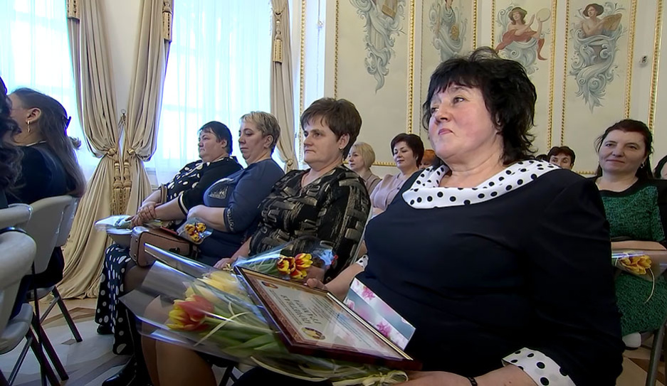 Дворцовые почести для дам: в преддверии 8 Марта в замке Пусловских принимали сотрудниц АПК 