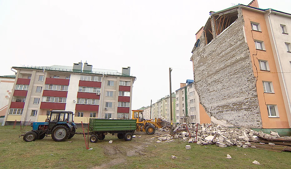 Ветер снес палатки, крыши с ферм, обрушилась часть стены жилой пятиэтажки - последствия непогоды в Гомельской области