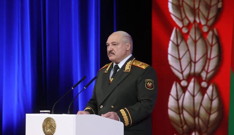 Лукашенко: День защитников Отечества - праздник каждого, кто готов стать на защиту суверенитета страны