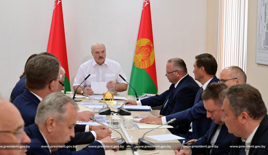 Лукашенко: Нужно кардинально решить проблему с долгостроями в Минске