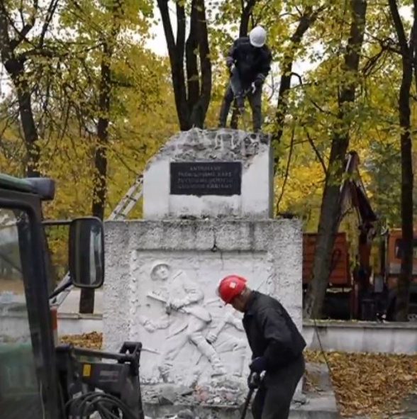Уничтожение культурного наследия - в Литве демонтировали еще один советский памятник