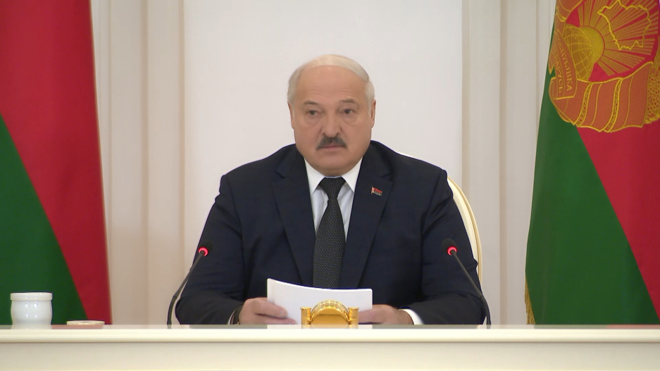 Лукашенко призывает детально проанализировать ситуацию, чтобы усовершенствовать систему ценового регулирования в Беларуси