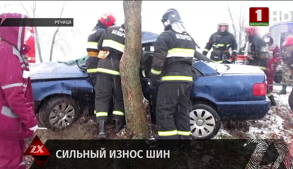 ДТП в Речице - 44-летняя женщина за рулем Audi съехала с дороги и врезалась в дерево