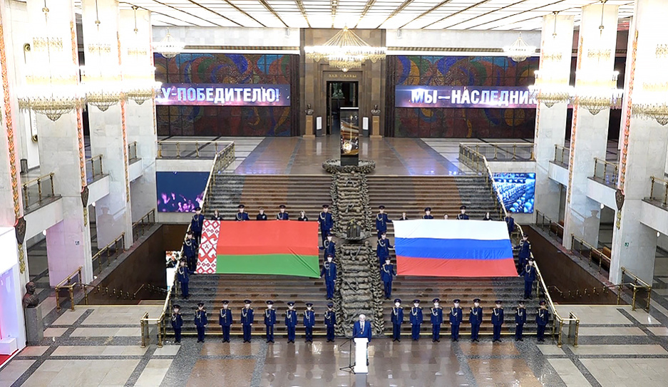 Красивая церемония на Поклонной горе в честь Дня единения: кадеты Росгвардии развернули флаги Беларуси и России