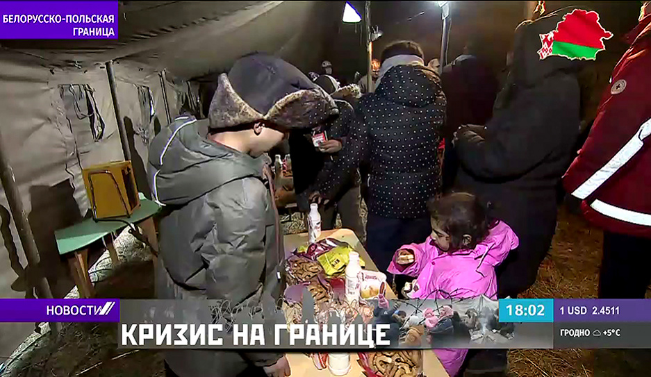 В лагерь для беженцев уже доставили детское питание, в том числе пюре, сок,  фрукты и сладости