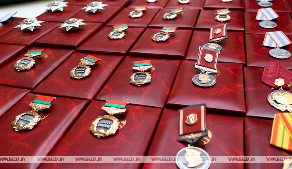 Александр Лукашенко вручил государственные награды в преддверии Дня Победы 