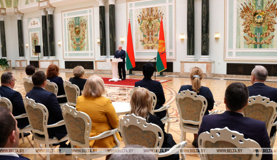 Лукашенко: Белорусские суды до сих пор ощущают информационное и психологическое давление, но выдерживают его