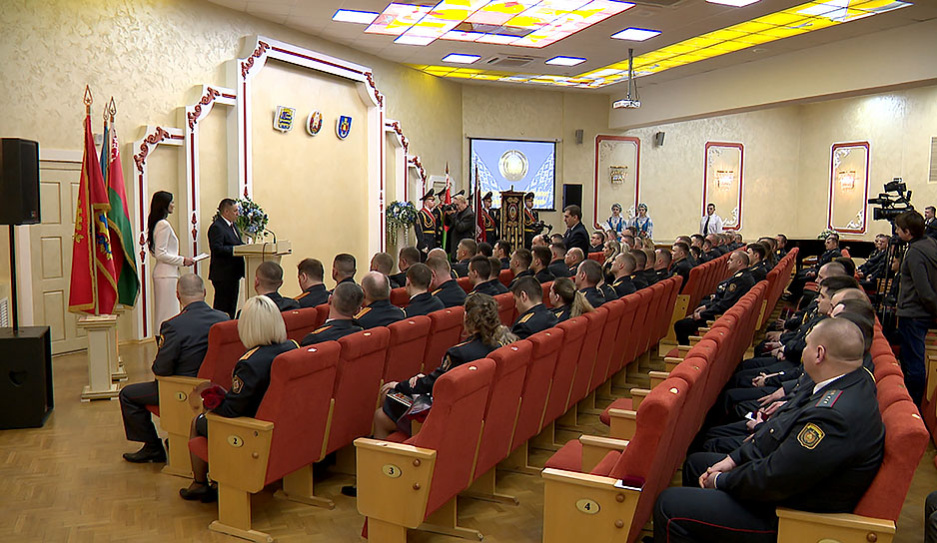 За особые заслуги и безупречную службу лучших милиционеров Минской области отметили наградами