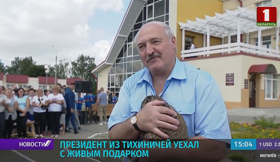 А. Лукашенко пообщался с жителями аг. Тихиничи Гомельского района и уехал с живым подарком