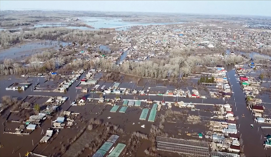 В Оренбургской области введен режим чрезвычайной ситуации, спасатели эвакуируют граждан 