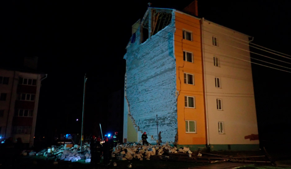 Из-за сильного ветра в агрогородке Урицкое Гомельского района обрушилась часть стены жилой пятиэтажки