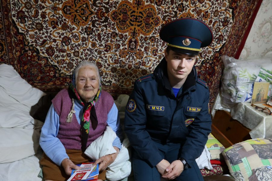Работники Октябрьского РОСЧ и волонтеры помогли пенсионерке навести порядок на участке