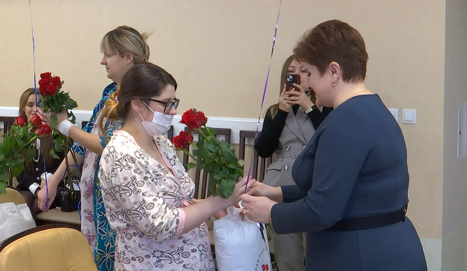 В рамках акции Белая Русь с любовью к детям! поздравили минчанок, которые стали мамами в день рождения Заводского района