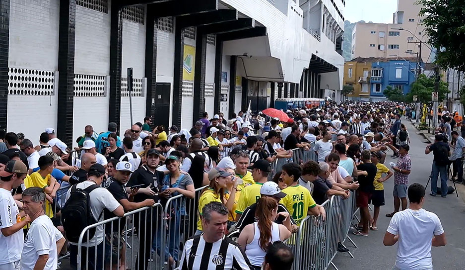 На стадионе Сантоса в Бразилии завершилось прощание с Пеле