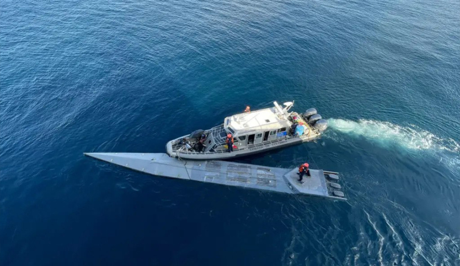 В Тихом океане выловили 14-метровую подводную лодку, забитую кокаином